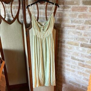 Billabong Light Green size small front tie and smocked sundress